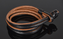 Armbånd i sort og brun cognac farvet kalveskind. 4 omgange med knude. Tykkelse 4,5 mm.
